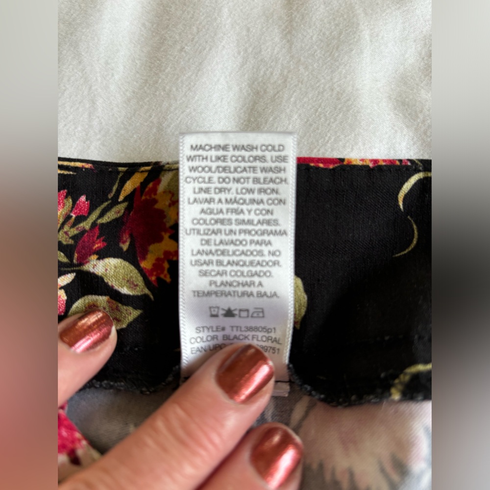 2/$20 TIME AND TRU side zip floral skinny pants. - Picture 4 of 5